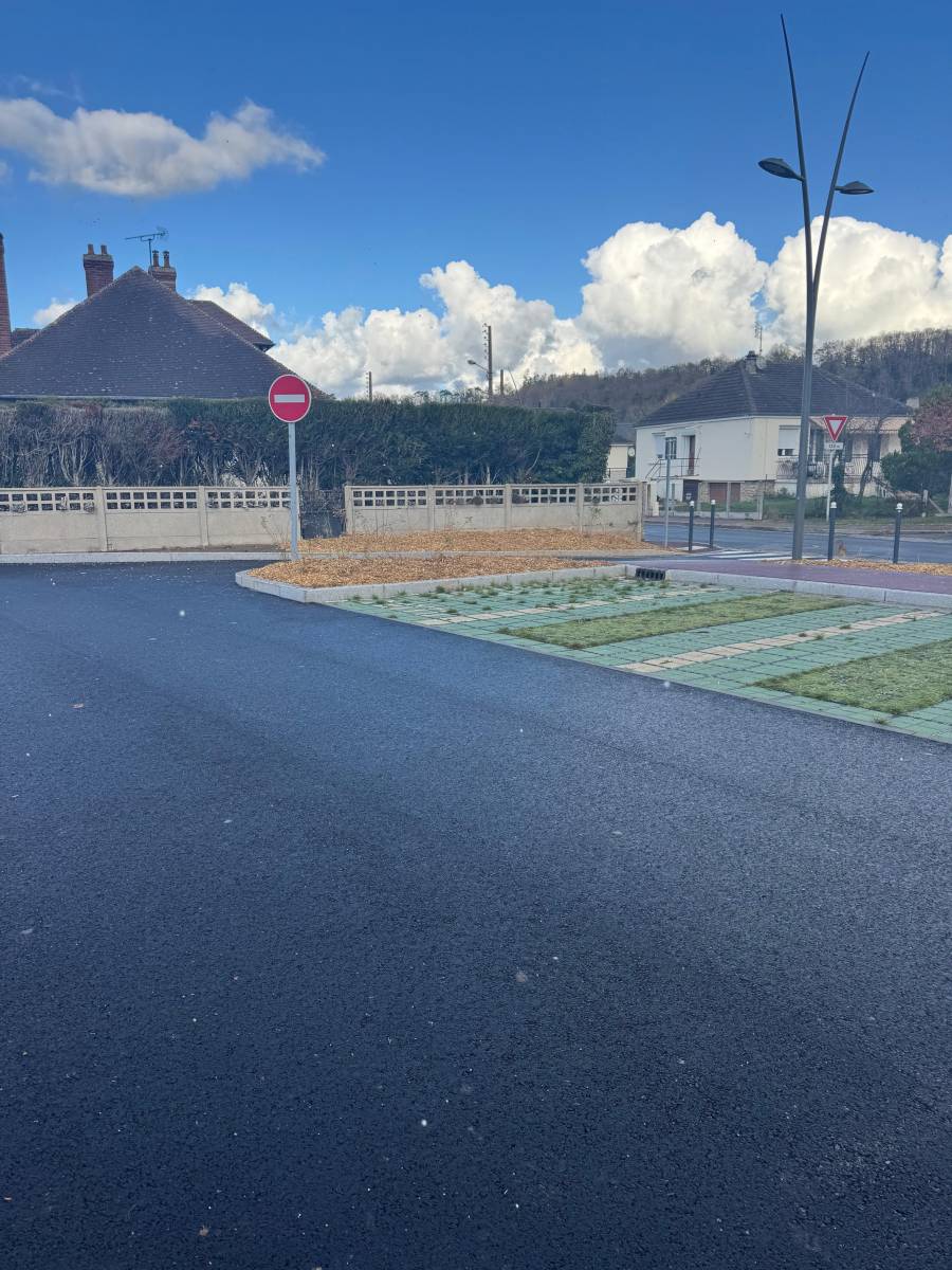 Plantation, Engazonnement et paillage pour le nouveau parking de Beaumont le Roger